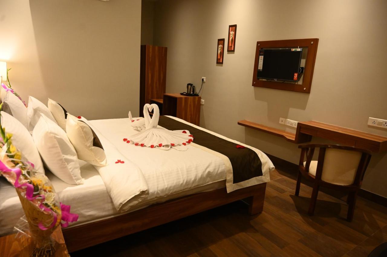 Neel Clarks Inn Express Agra  Exterior photo