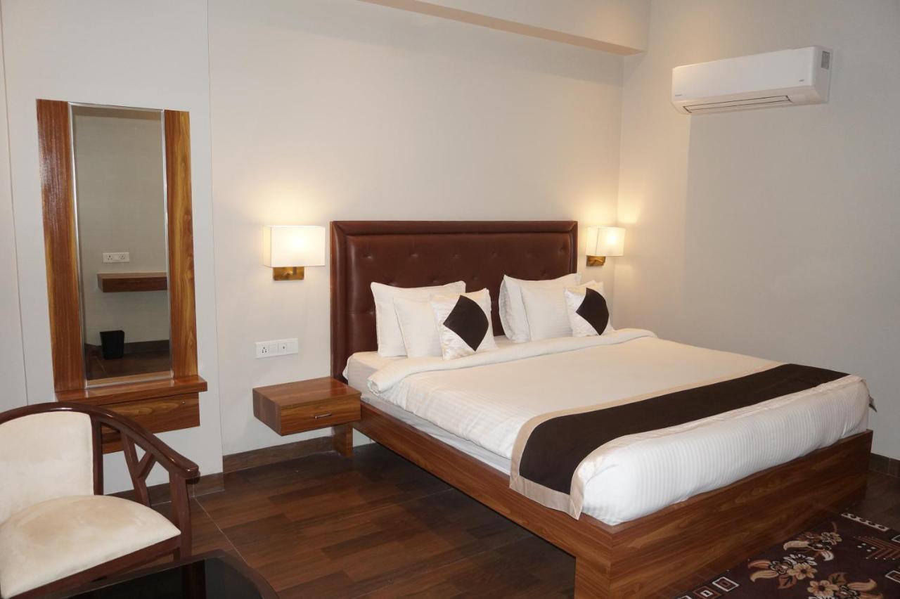 Neel Clarks Inn Express Agra  Exterior photo
